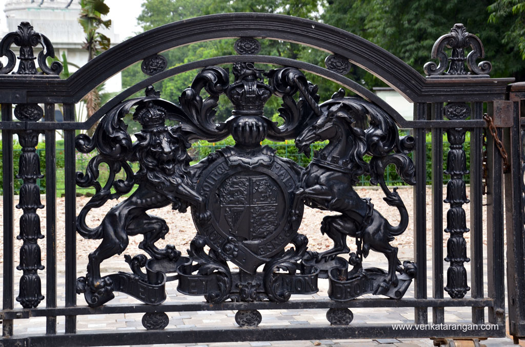 coat of arms of the British monarch in Victoria Hall (South) gates