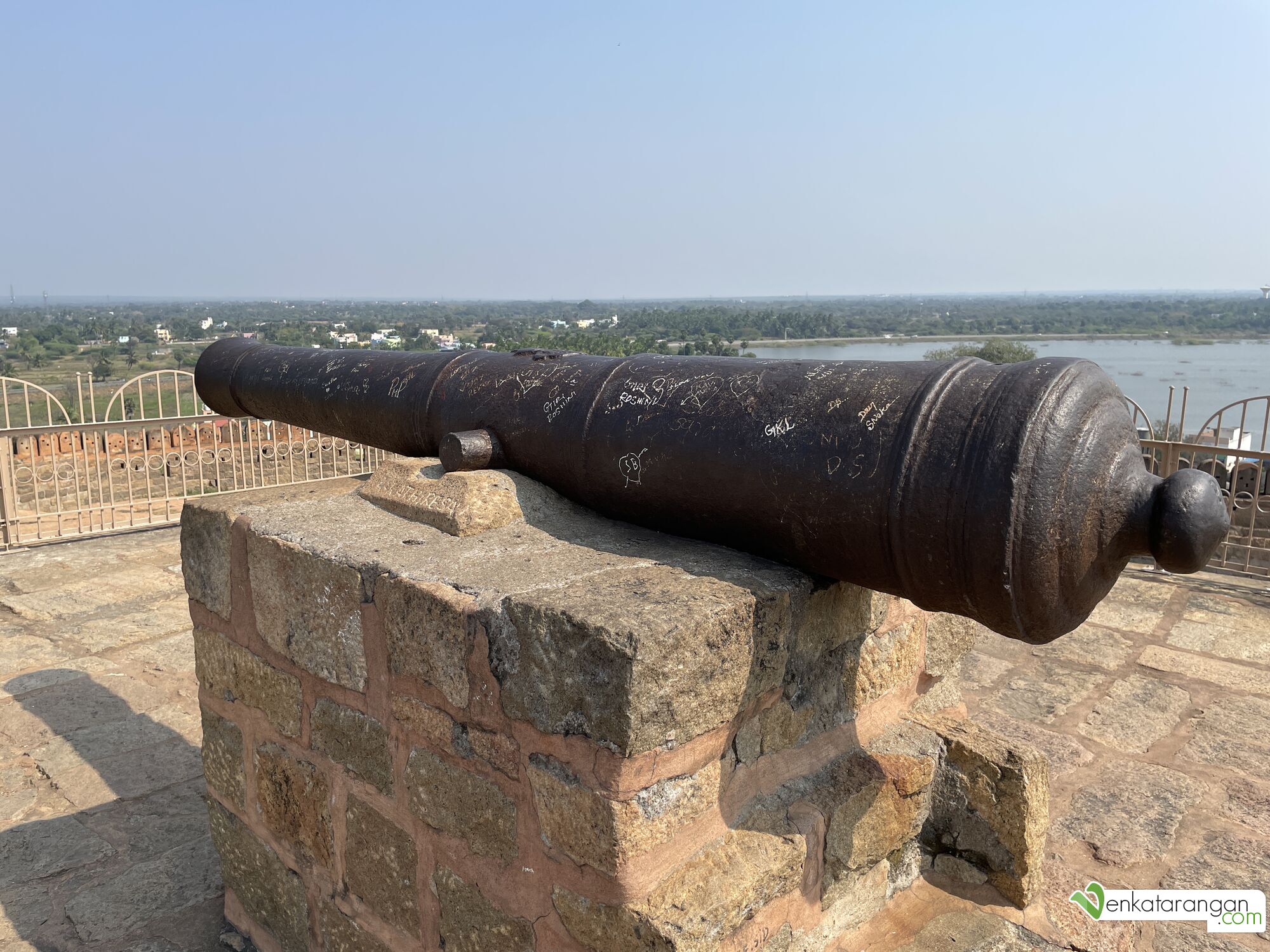 The long cannon (பீரங்கி) on top of the Thirumayam fort