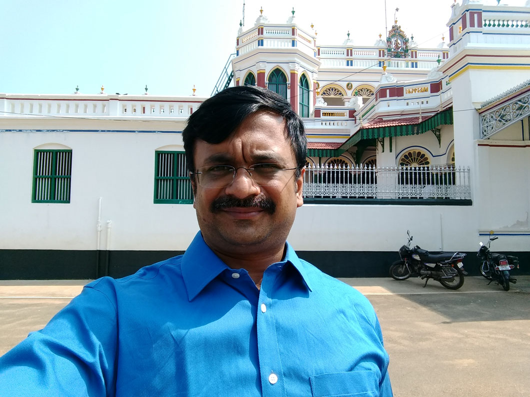 Venkatarangan Thirumalai in front of the Kanadukathan Palace
