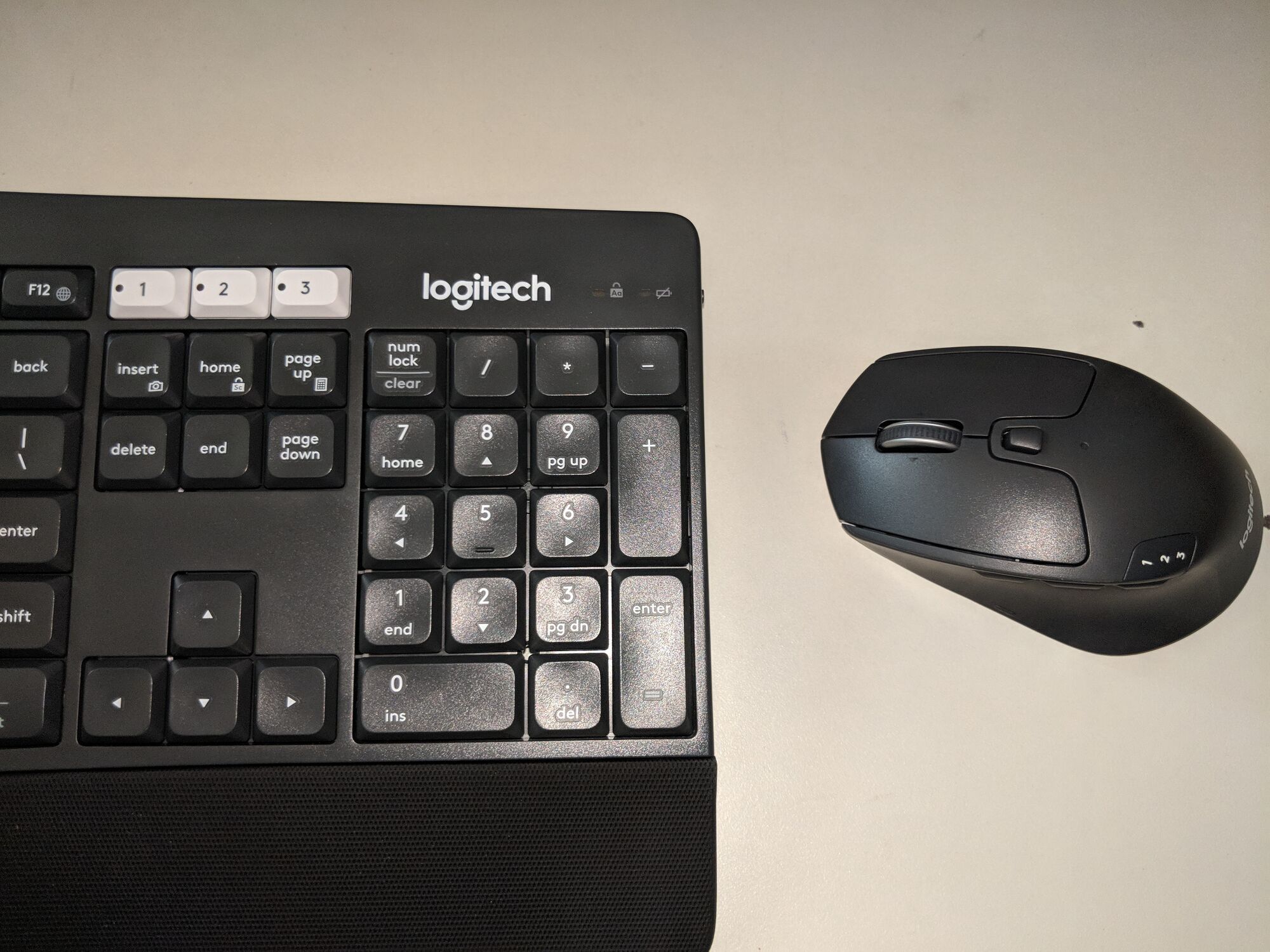 Notice the buttons labelled 1, 2, 3 in the keyboard and mouse (the buttons are in the side)