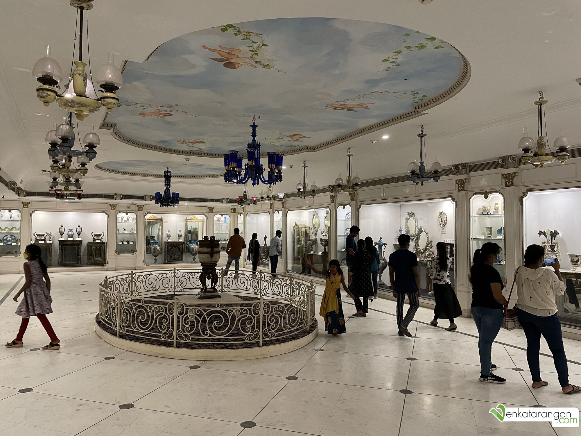 Porcelain collections, look at the beautifully decorated sky painting on the ceiling