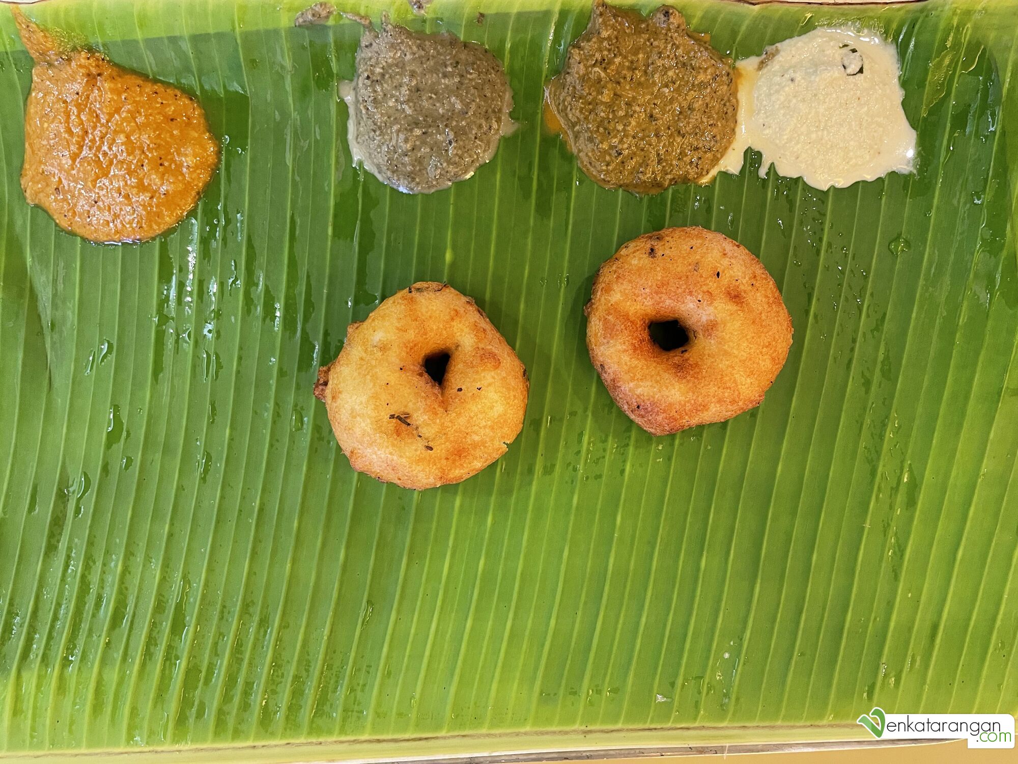 Tasty vadais with four chutneys - சுவையான நான்கு வகை சட்னி மற்றும் சூடான வடைகள் 