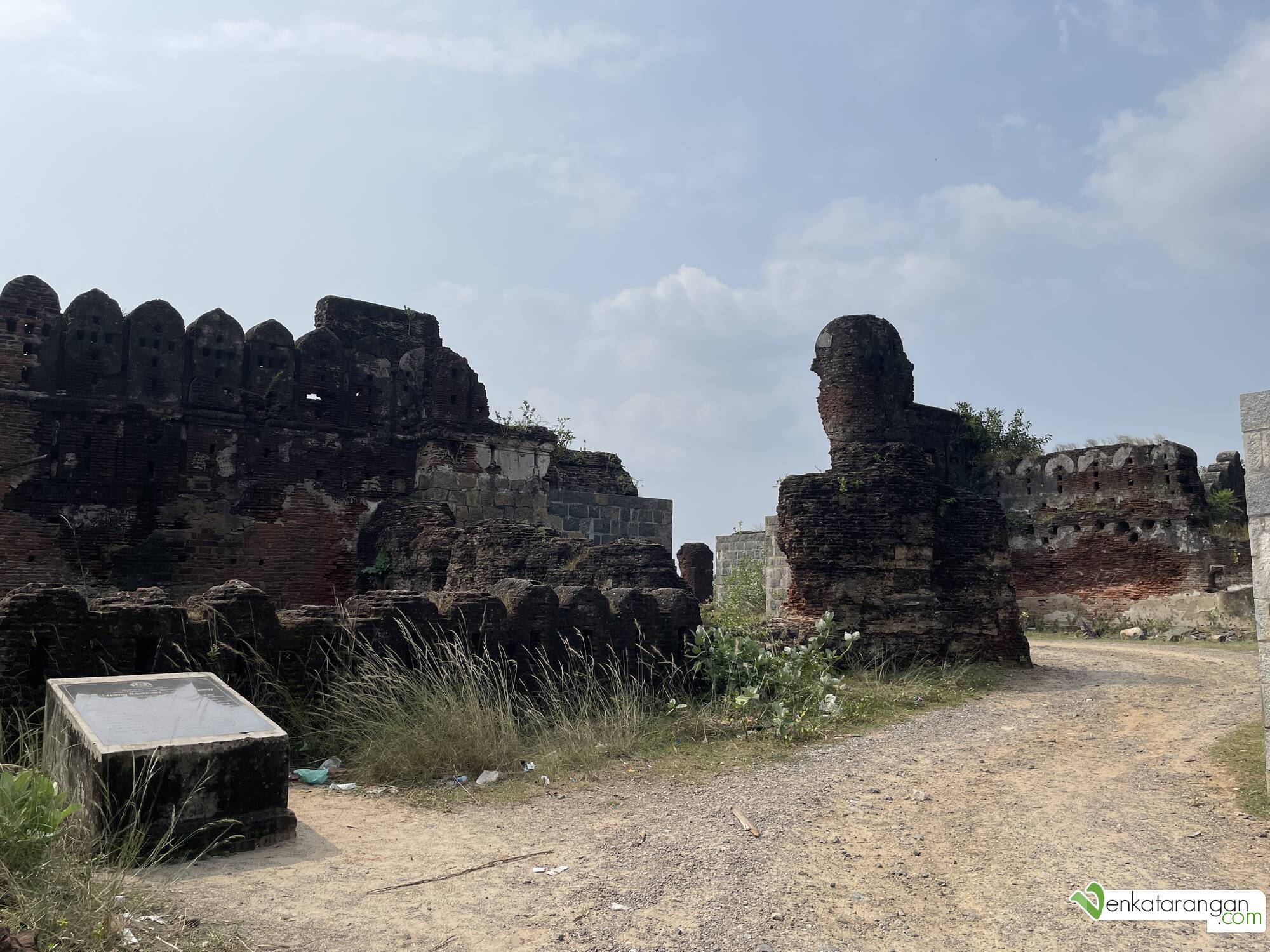 The ruined walls of Alamparai Fort