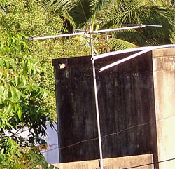 A lone TV Antenna in the neighbourhood