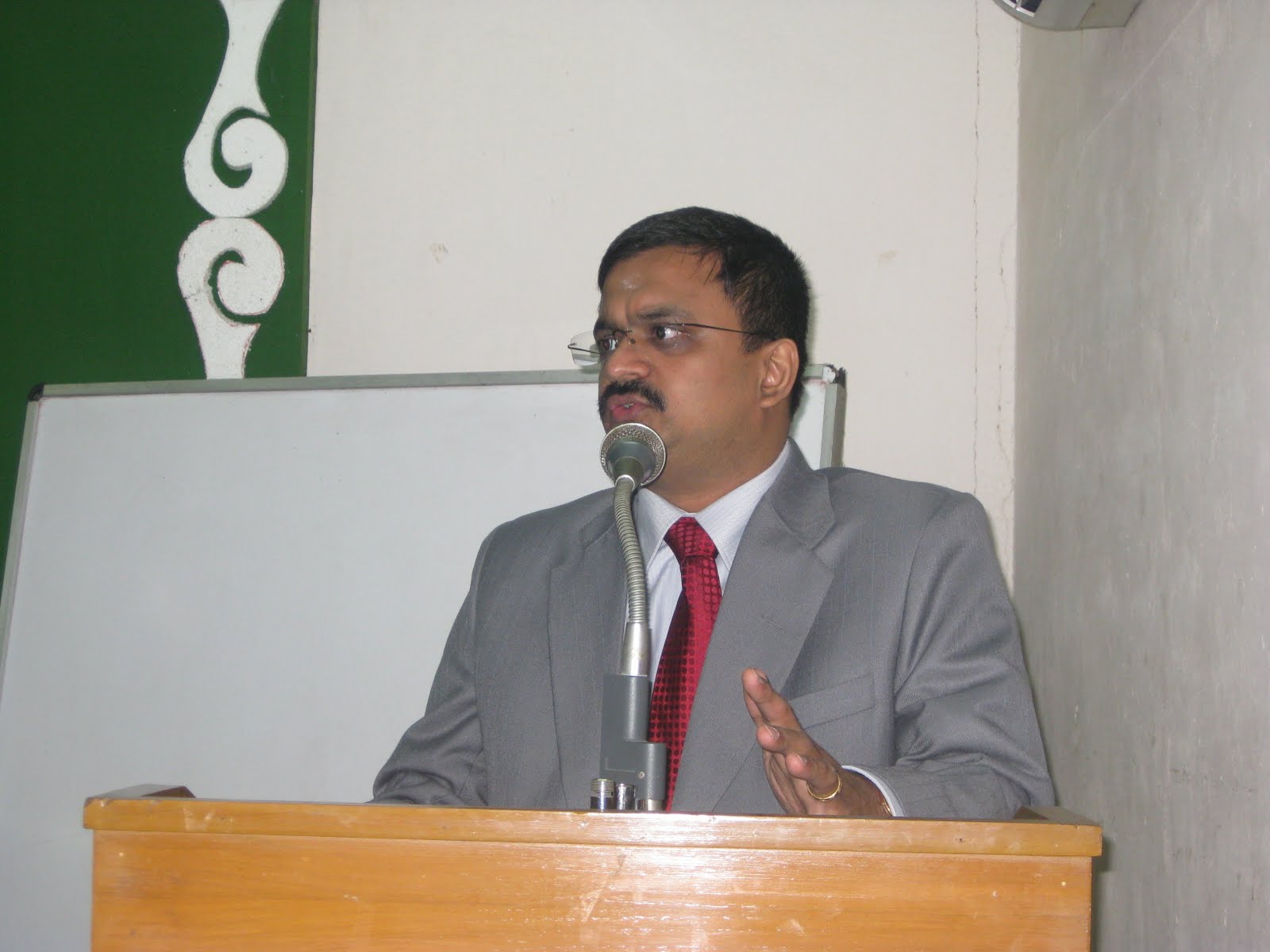 T.N.C.Venkata Rangan giving the introduction to Unicode & Tamil as the Chair of the Panel Discussion
