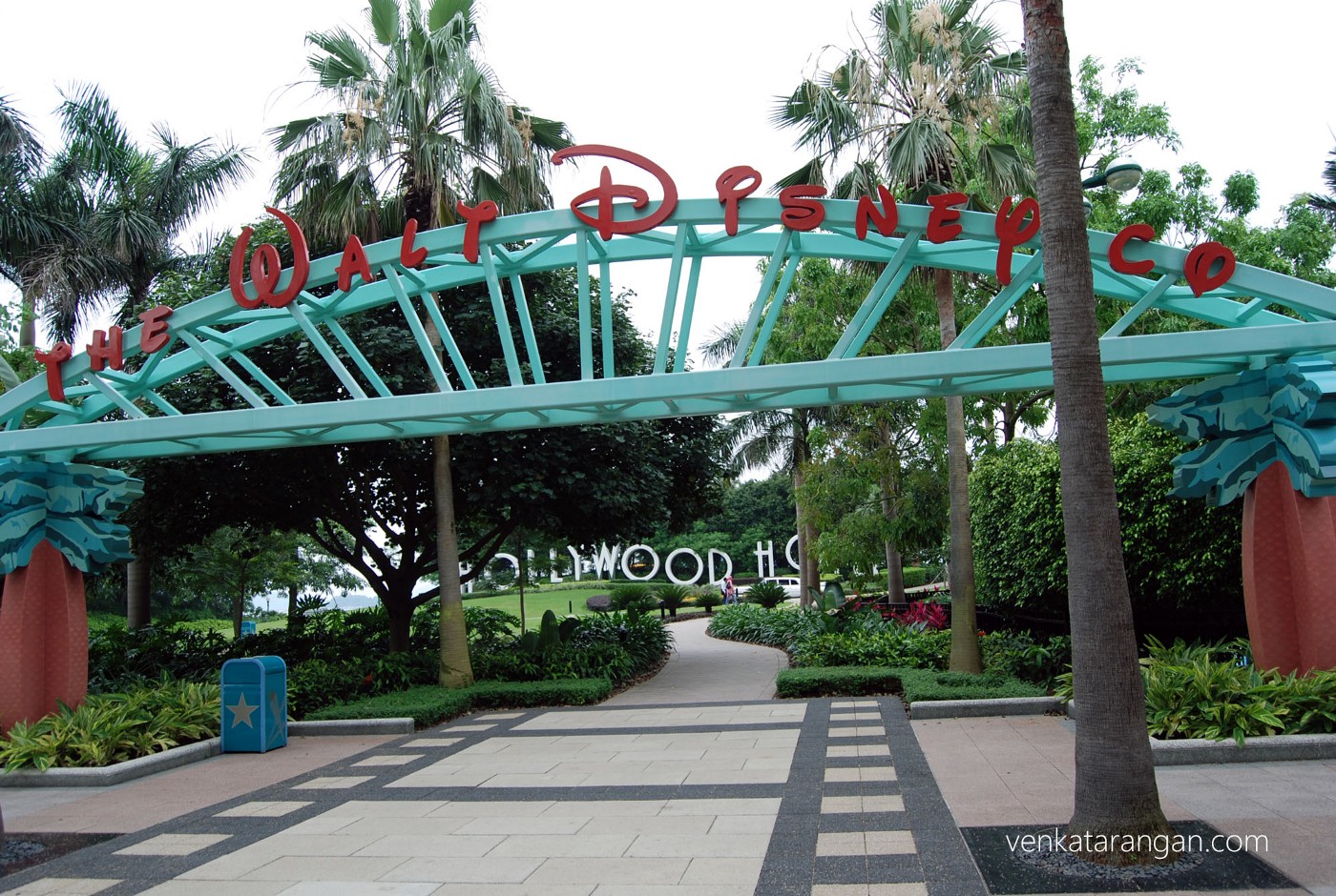 Disney Hollywood Hotel has replicas of Hollywood
