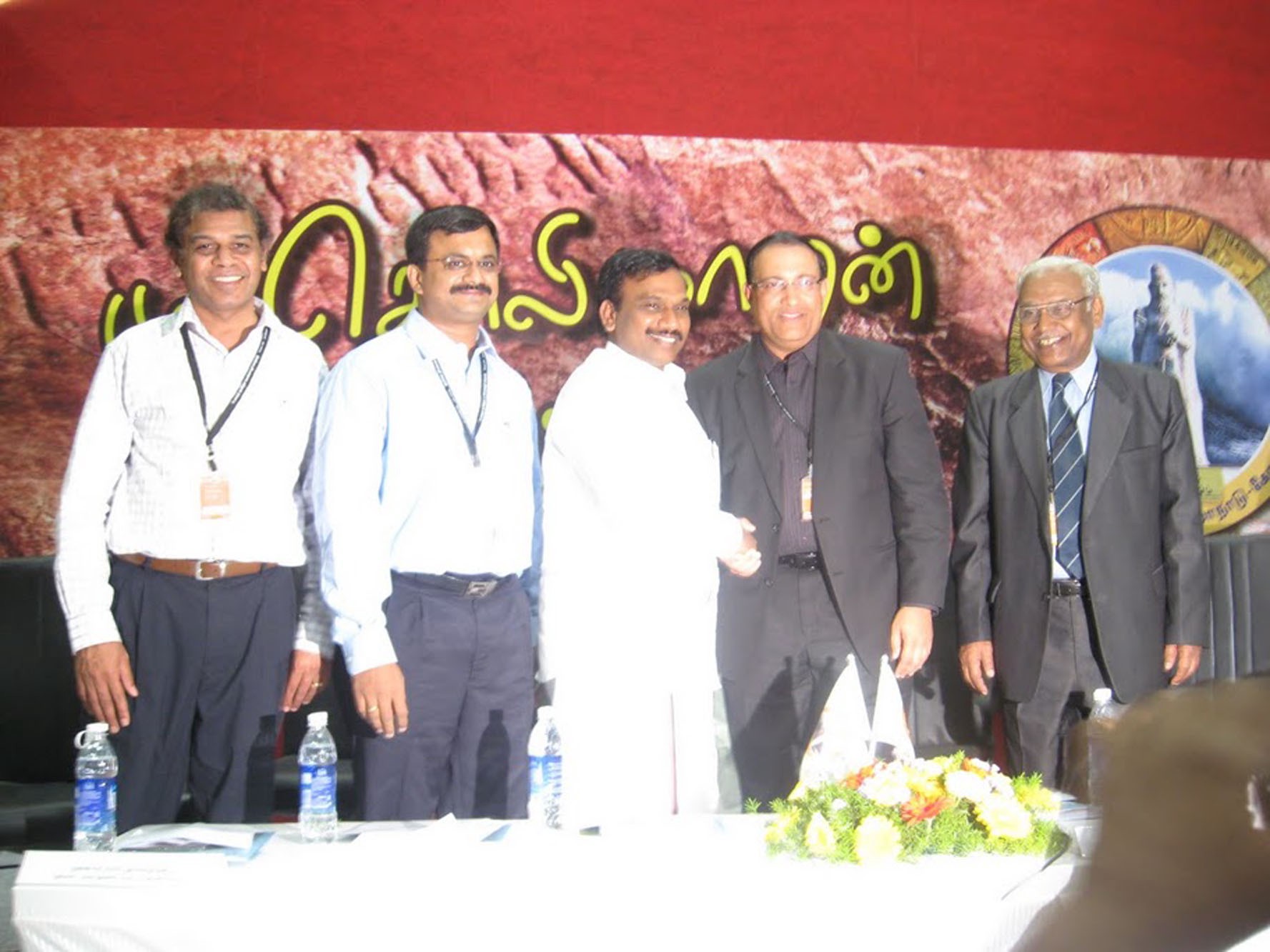 தமிழ் இணைய மாநாடு 2010 - திரு.வாசு ரங்கநாதன், திரு.தி.ந.ச.வெங்கட ரங்கன், மத்திய அமைச்சர் திரு.ஆ.ராசா, சிங்கப்பூர் மூத்த அமைச்சர் திரு.ஈஸ்வரன் மற்றும் பத்மஸ்ரீ முனைவர் மு.அனந்தகிருஷ்ணன்.