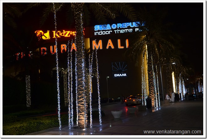 Night lights in front of The Dubai Mall Night lights in front of The Dubai Mall