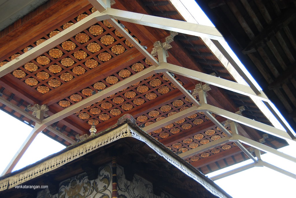 The decorations on the roof seen above are said to be made of Gold signifying the importance of what’s below
