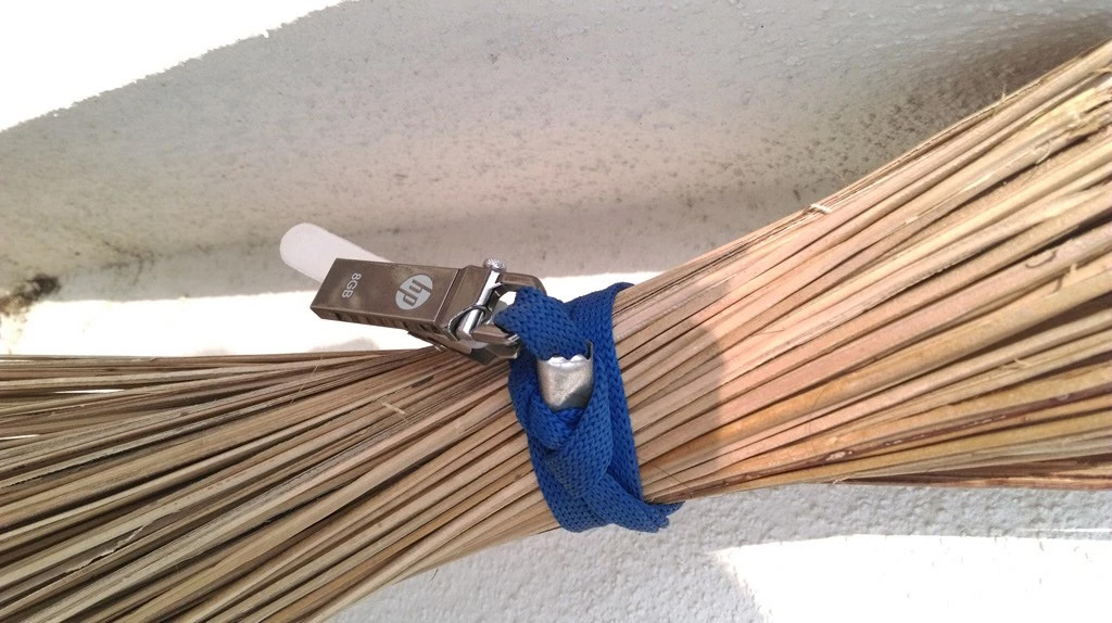broom-thumbdrive-2
