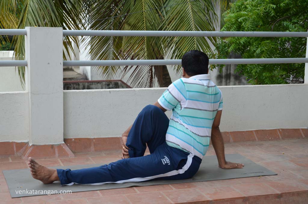 Vakraasana