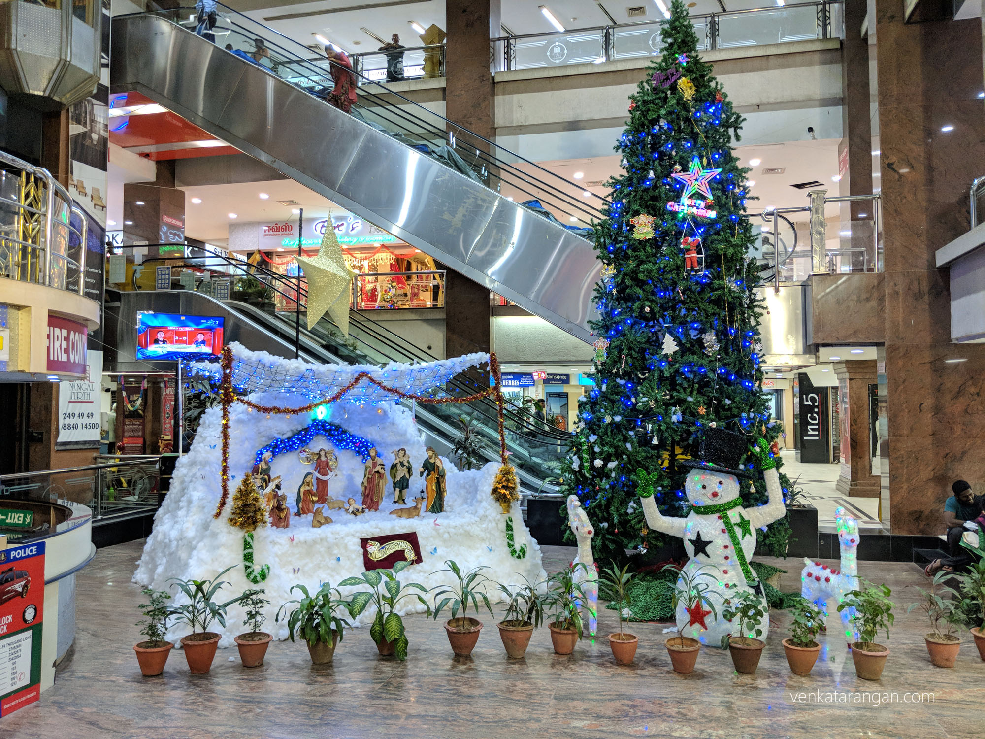Simple Christmas decorations - Spencer Plaza