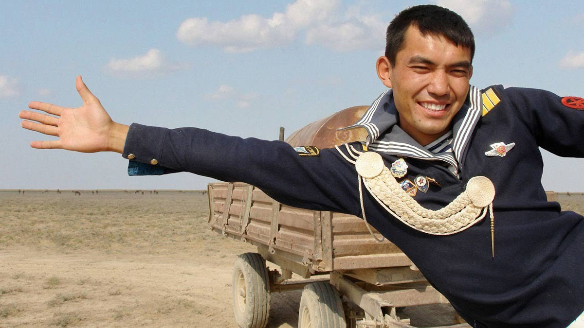 Asa - A Russian Navy sailor, who is now living in the remote Kazakhstan steppe with his sister Samal