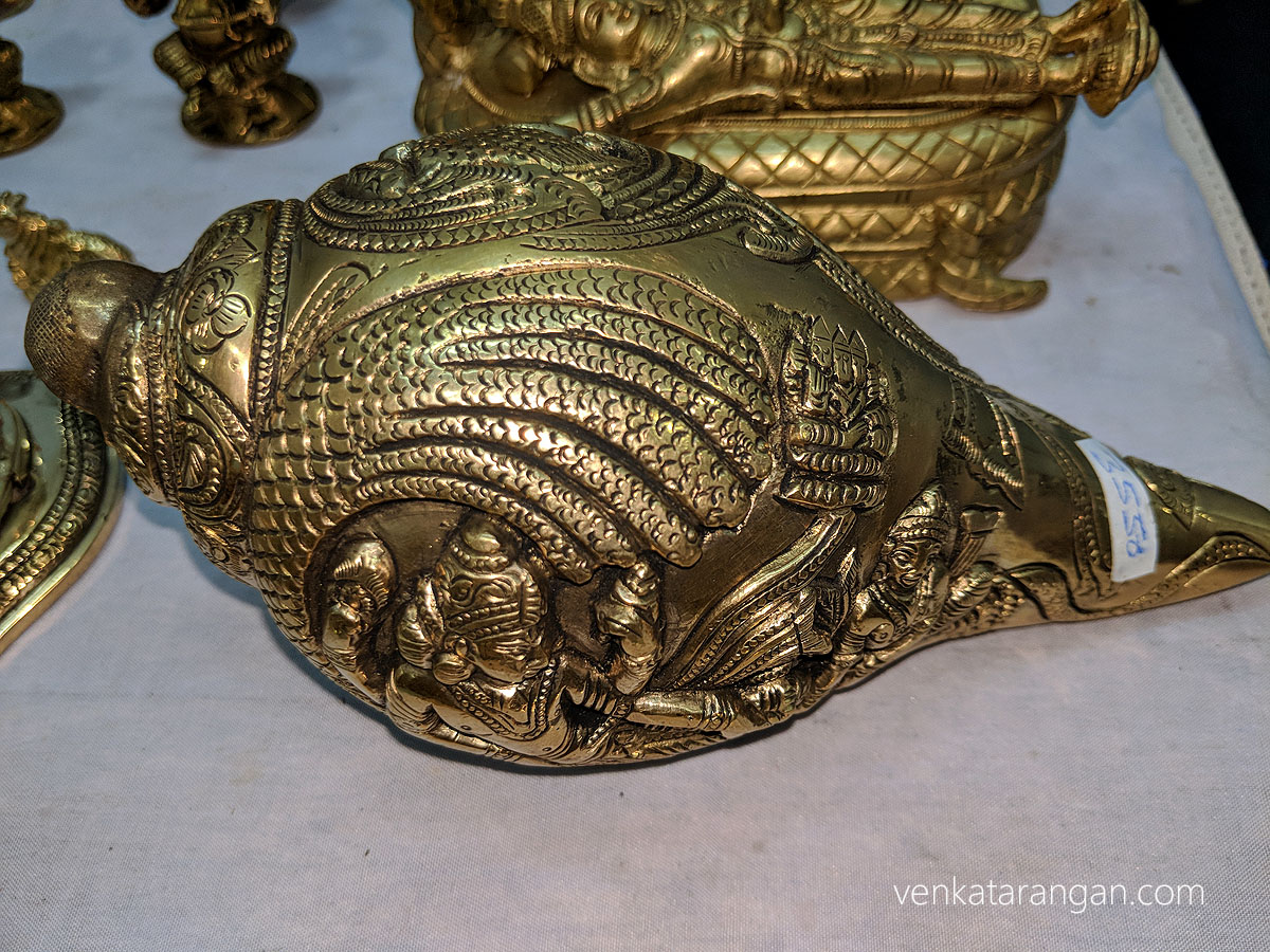 Exquisitely made brass conch - பித்தளை சங்கு, அதில் அழகான ஸ்ரீ விஷ்ணு  