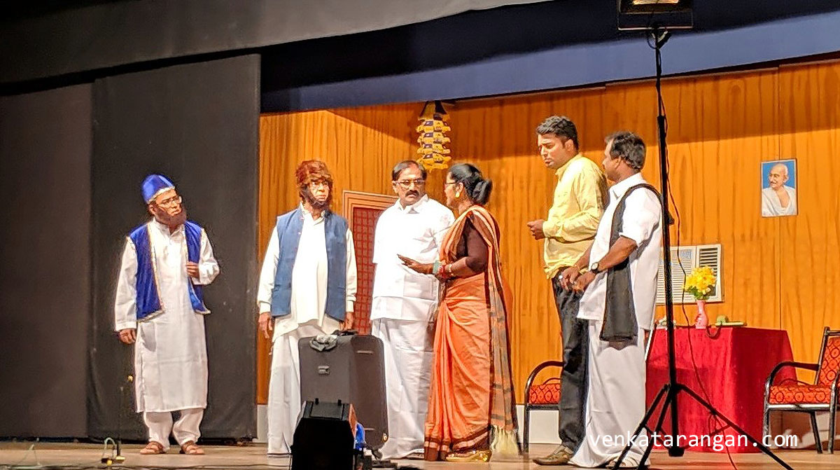 A scene where Tughluq as CM is receiving Rs. 10,000 Crores from the mega-alliance in Tamil Nadu, comprising the ruling party, opposition and the new actor party.