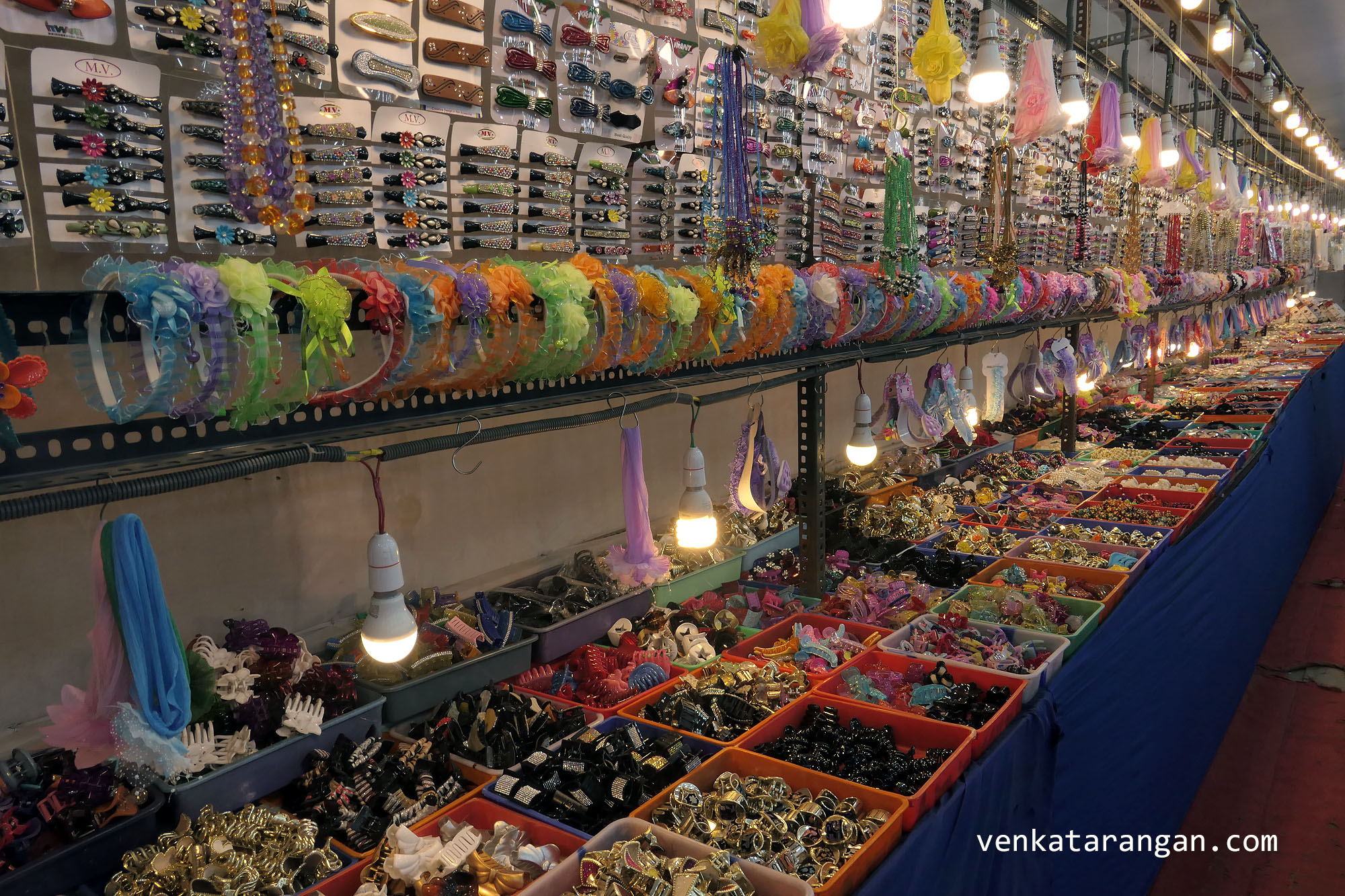 As far as the eye can see, there are hair bands and hair clips - முடி பட்டைகள், ஆபரணங்கள்