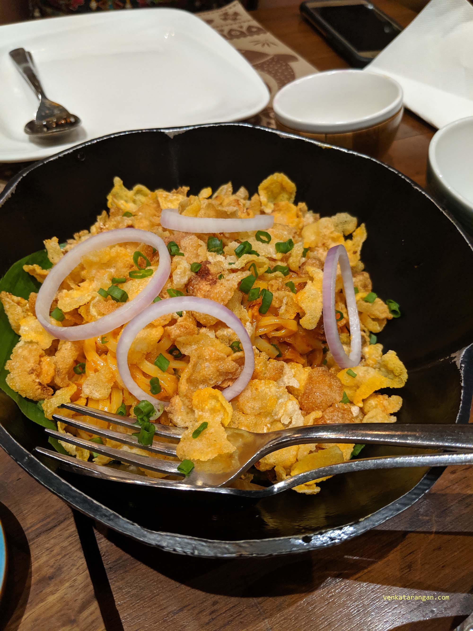 Tasty tape noodles topped with corn flakes and onions