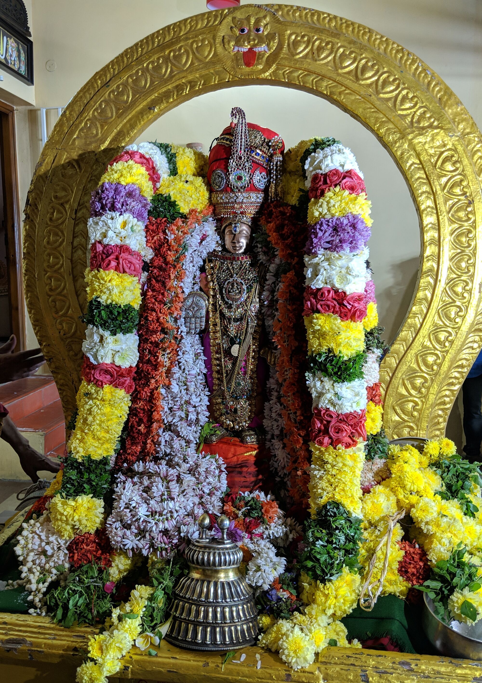 'உத்ஸவ மூர்த்தி' ஸ்ரீ ஸ்ரீநிவாச பெருமாள் - வண்ண மலர் மாலைகளுடன் அருள்பாளிக்கிறார்