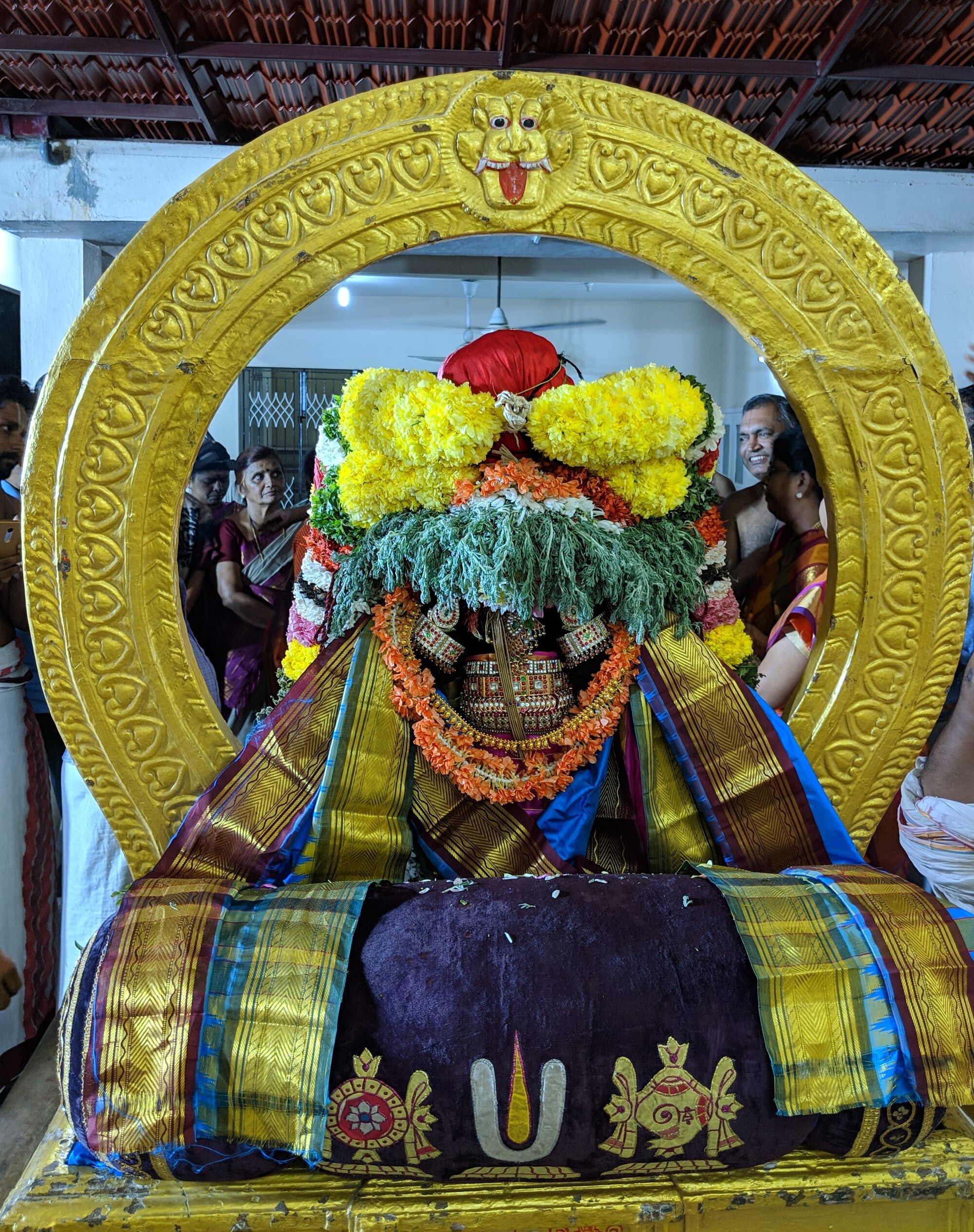 'உத்ஸவ மூர்த்தி' ஸ்ரீ ஸ்ரீநிவாச பெருமாள் - பட்டு ஜரிகை வஸ்திரங்களோடு காட்சியளிக்கிறார்.