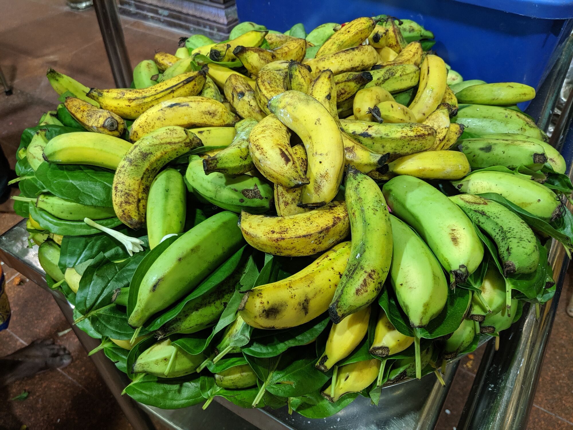 பழம், வெத்தலை - என்ன அழகான அடுக்கு!! #fruit_decoration #bettle_leaf #temple_offerings