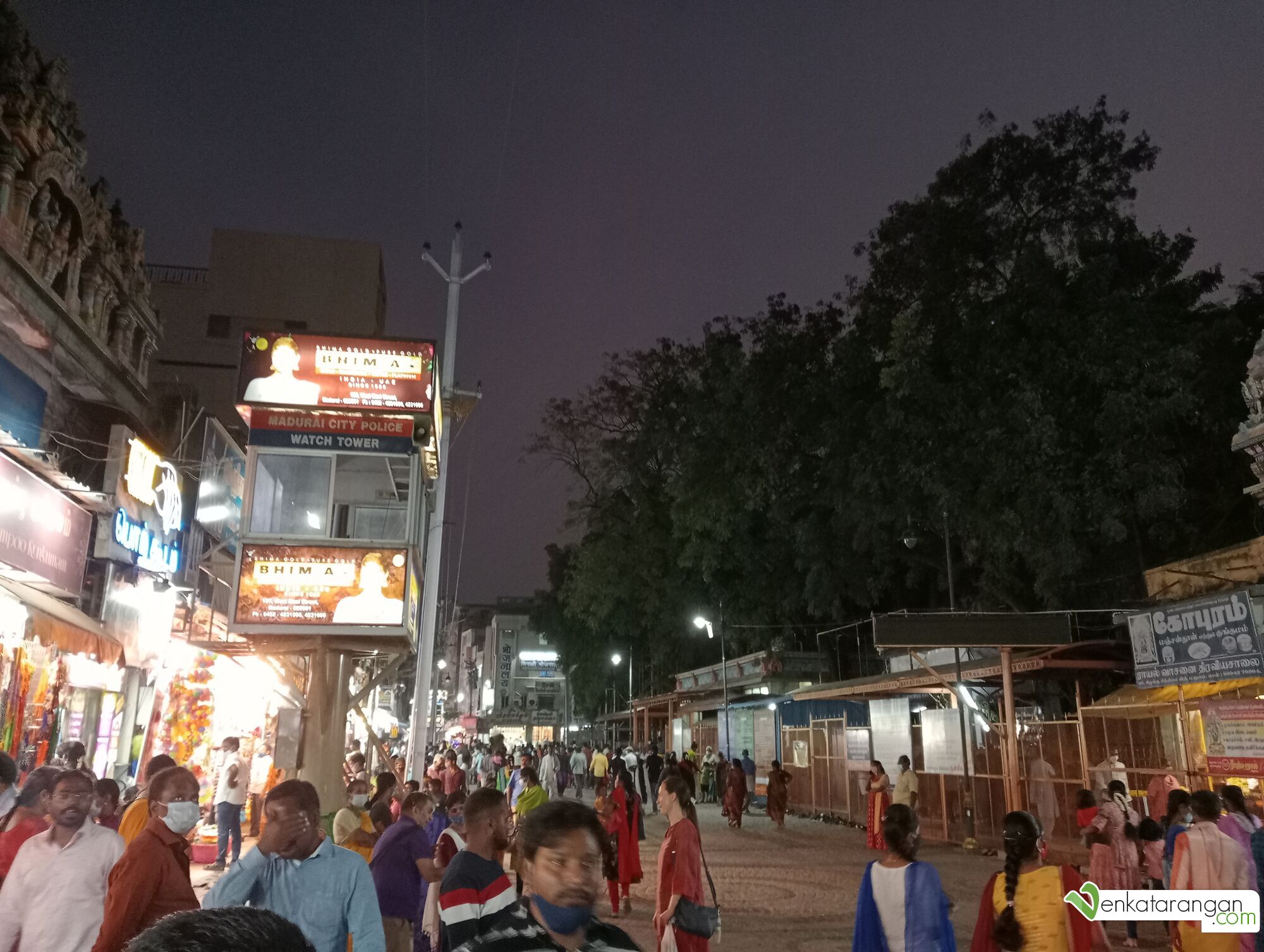Near the Meenakshi Amman temple east entrance in East Chitrai Street [கிழக்கு சித்திரை வீதி, மதுரை]
