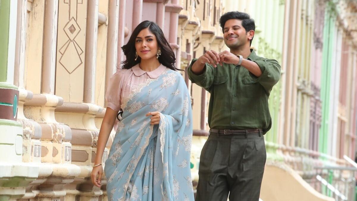 Mrunal Thakur and Dulquer Salmaan in சீதா ராமம் (2022)
