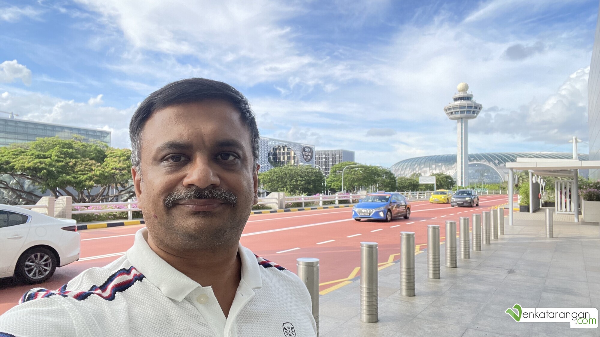 கண்ணைக் கவரும் படமிது - சாங்கி விமான நிலைய இரண்டாவது முனைய நுழைவாயில் 