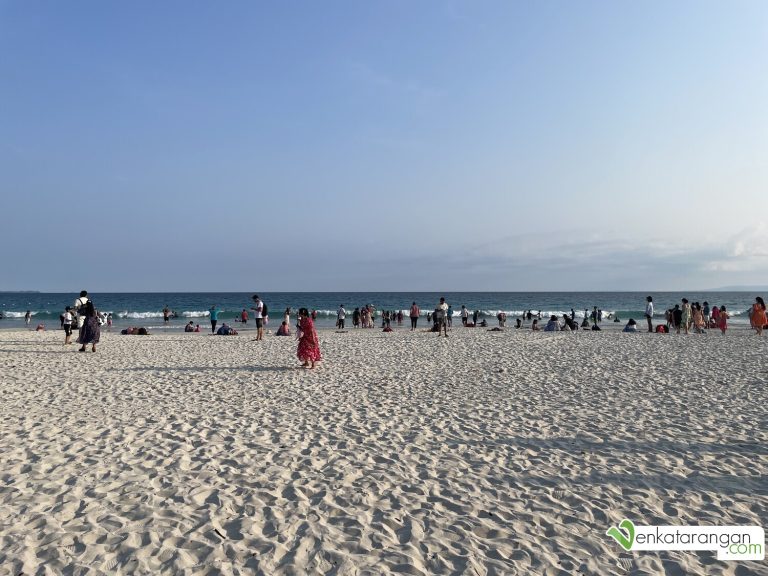 சுத்தமான மணல், பளிங்கு நிற அலைகள்