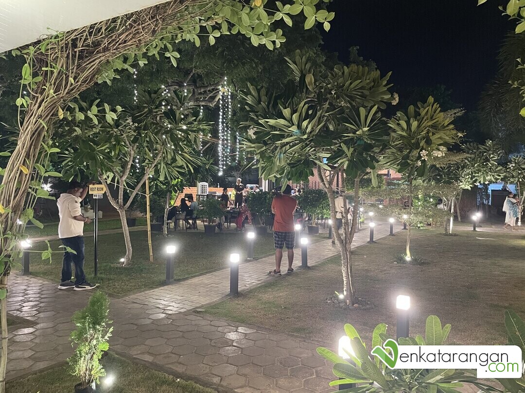 The open-air courtyard in Madras Chronicle, Mamallapuram
