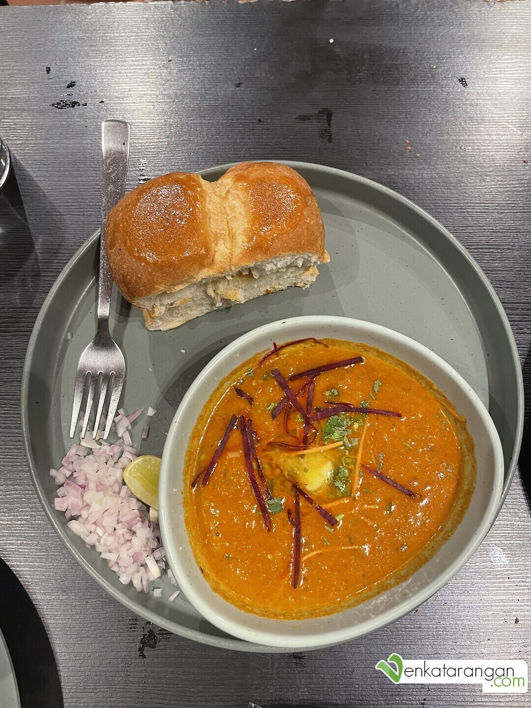A buttery symphony on a plate: Pav Bhaji served fresh