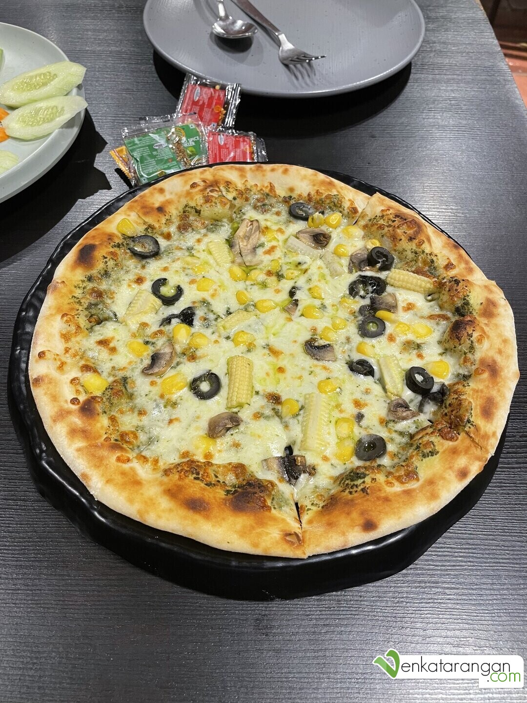 Veggie delight on a crispy crust: The Green Pizza with a hint of Chipotle spice