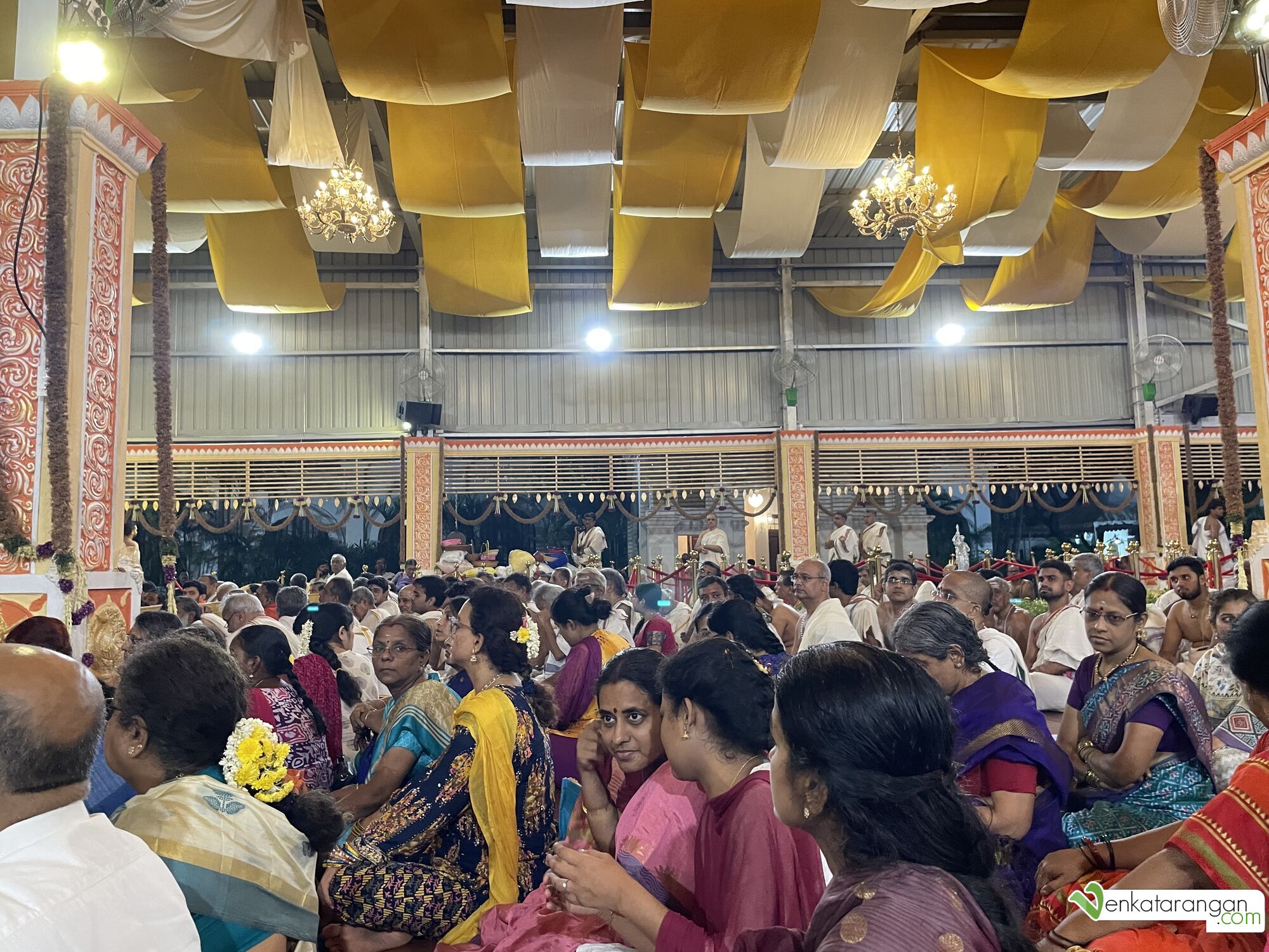 தரிசிக்க வந்திருந்த பக்தர்கள்