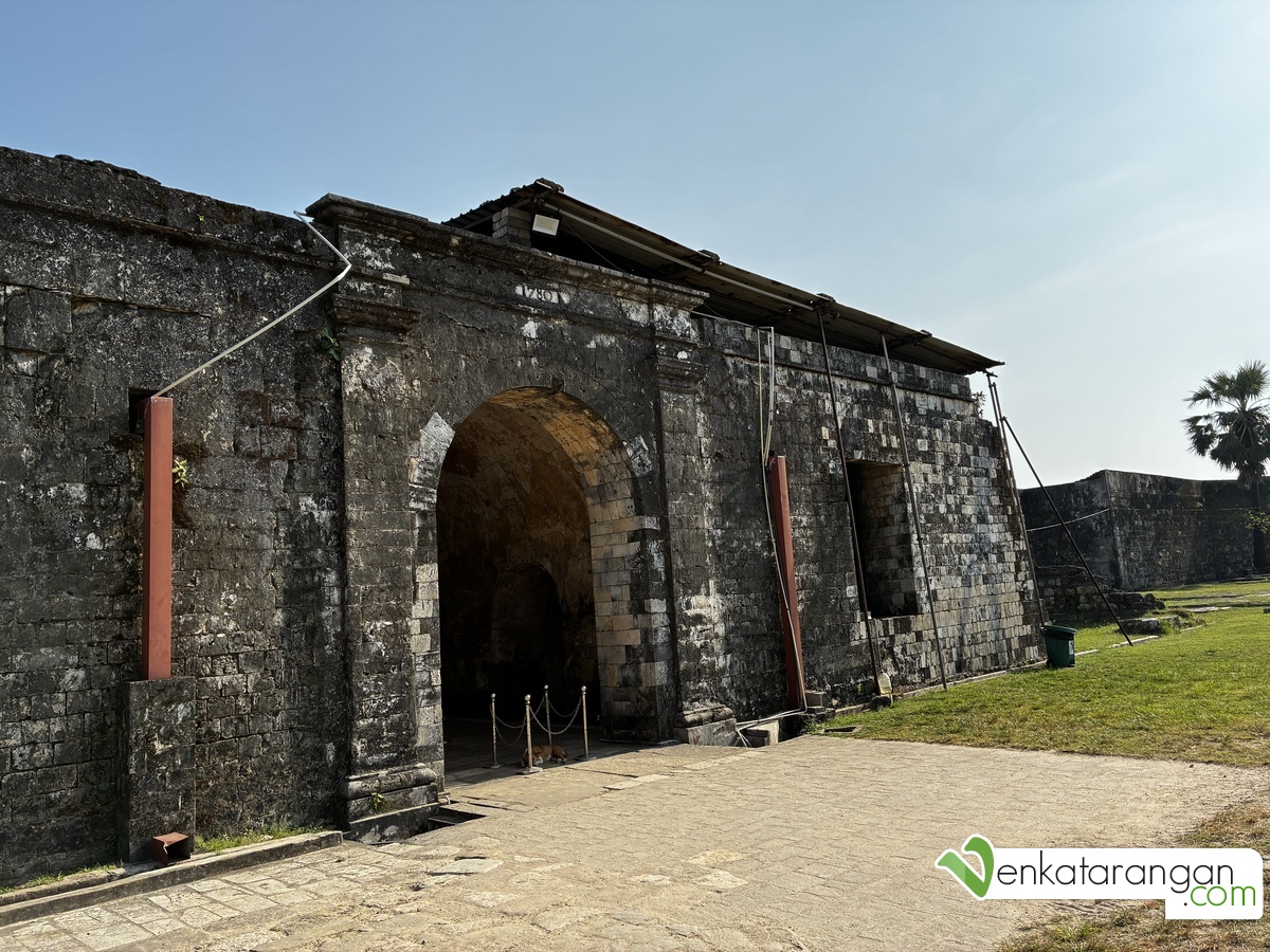 One of the entrances seen from the inside with the date 1780