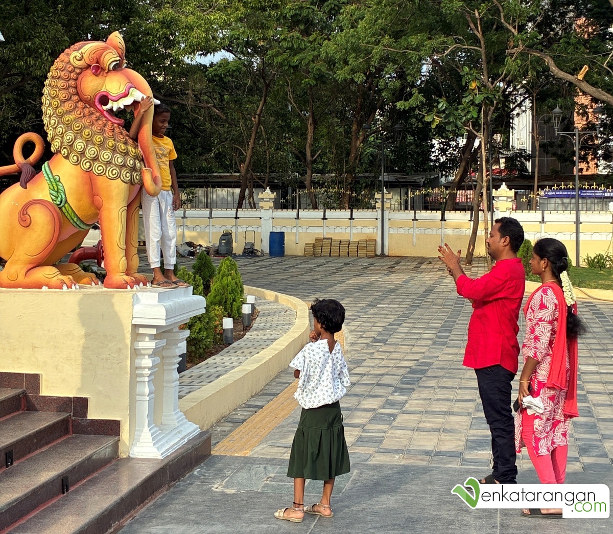 குழந்தைகள் மகிழ்ச்சியாகப் படமெடுத்துக் கொள்கிறார்கள்