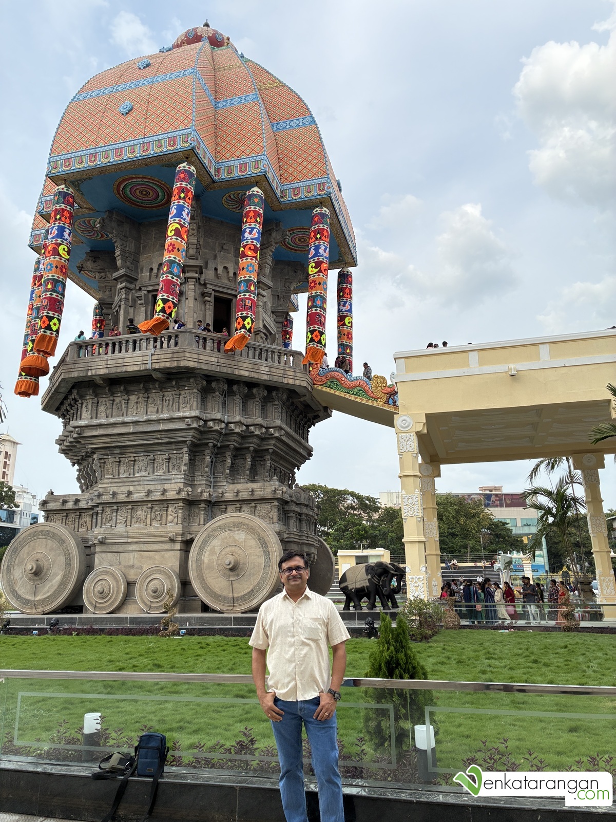 தேரின் மேலிருந்து கீழே பல வண்ண ஒவியங்களுடன் தொங்கும் தோரணங்களின் பெயர் தொம்பை (Thombai)
