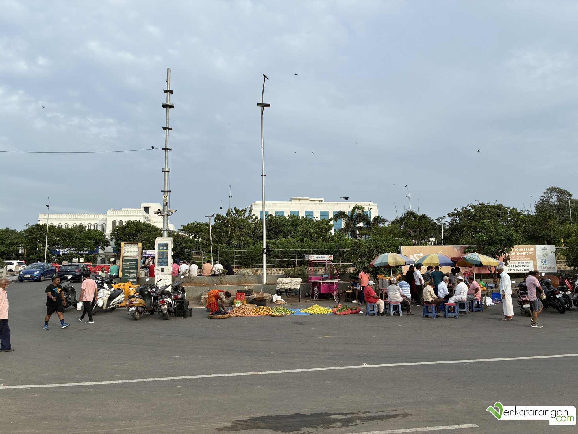 காய்கறிக் கடை, அருகில் இருந்த குடைகள் நிழலில் இருந்த சூப் கடை