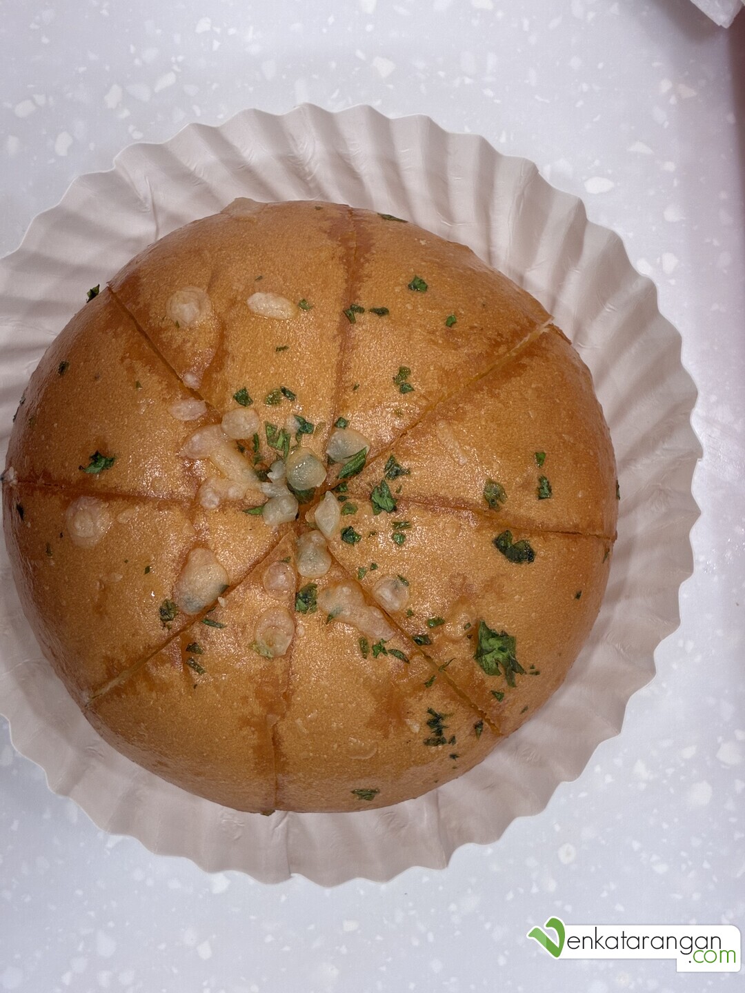 மென்மையான பன், உள்ளே க்ரீமியான பாலாடைக்கட்டி மற்றும் இனிப்பு களிம்பு.